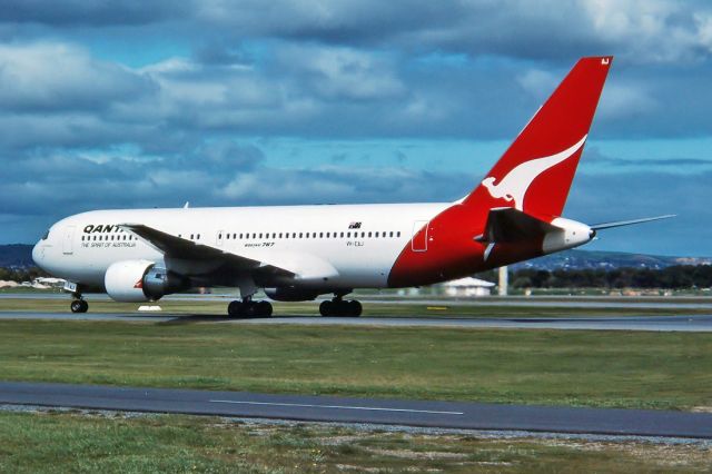 PACIFIC AEROSPACE 750XL (VH-EAJ) - QANTAS - BOEING 767-238/ER - REG : VH-EAJ (CN 23304/119) - WEST BEACH ADELAIDE SA. AUSTRALIA - YPAD (31/8/1991)35MM SLIDE SCANNED WITH A V700 EPSON PERECTION FLATBED SCANNER AT 6400 DPI.