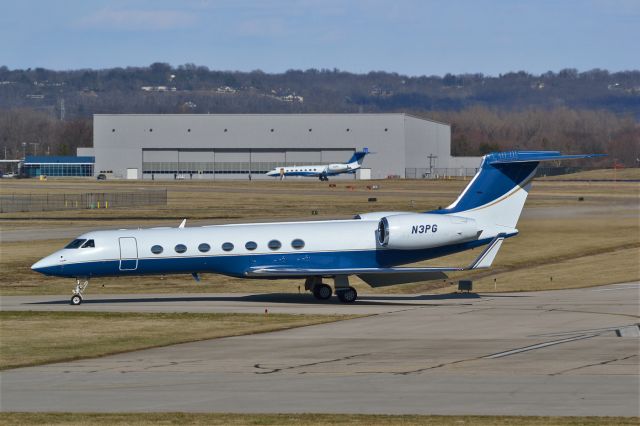 Gulfstream Aerospace Gulfstream IV (N3PG) - Gulfstream IV N3PG turns off on taxiway CHARLIE after bringing it down on 25 at KLUK :). Company N4PG awaits with ground crew.