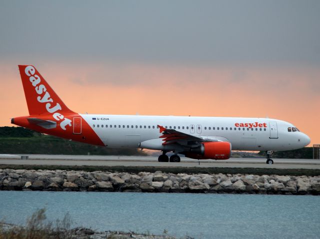 Airbus A320 (G-EZUA) - 17 déc 2015 