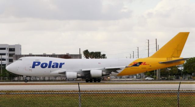 Boeing 747-400 (N416MC)