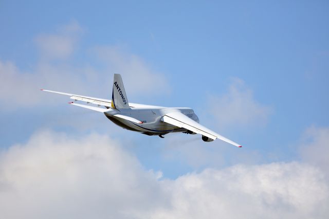 Antonov An-124 Ruslan (UR-82009) - Take off Nantes le 24 juin 2016