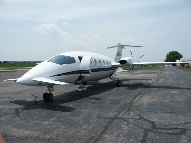 Piaggio P.180 Avanti (N181BG) - Stop for passenger pickup. Shot 3 July 2003.
