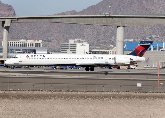 McDonnell Douglas MD-90 (N948DN)