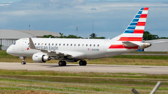 Embraer 175 (N260NN) - Rodando a plataforma