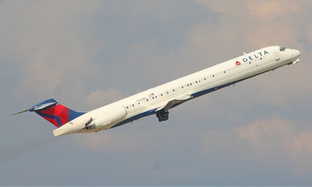 McDonnell Douglas MD-88 (N908DL)