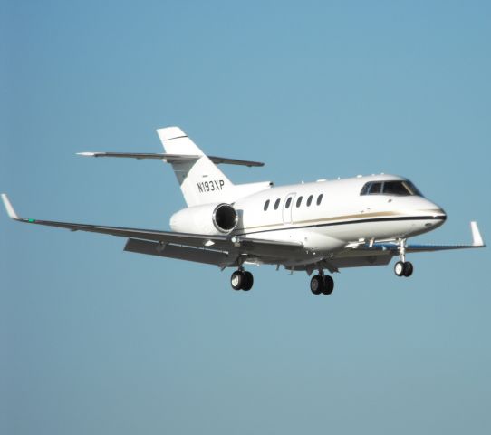 Hawker 800 (N193XP) - Landing RWY 18