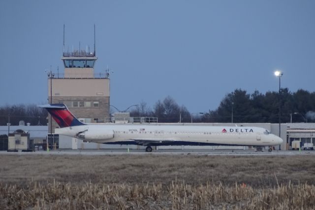 McDonnell Douglas MD-88 (N978DL) - Very rare sight at CMI, Delta MD-88 chartered by MSU Men's Basketball for their game against the Illini!