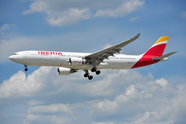 Airbus A330-300 (EC-LZJ) - 28-C 06-11-19