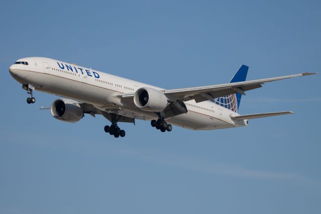 Boeing 777-200 (N1240U)