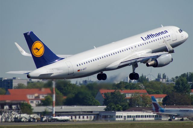 Airbus A320 (D-AIUT) - Airbus A320-214, Lufthansa, D-AIUT, EDDT Airport Berlin-Tegel, 08.May 2018