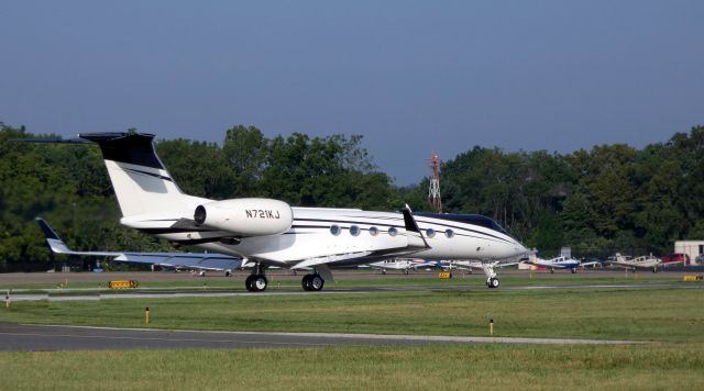 Gulfstream Aerospace Gulfstream V (N721KJ) - On the active runway is this 2010 Gulfstream G550 in the Summer of 2019.