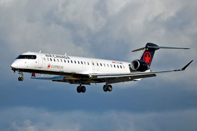 Canadair Regional Jet CRJ-900 (C-GJNZ)