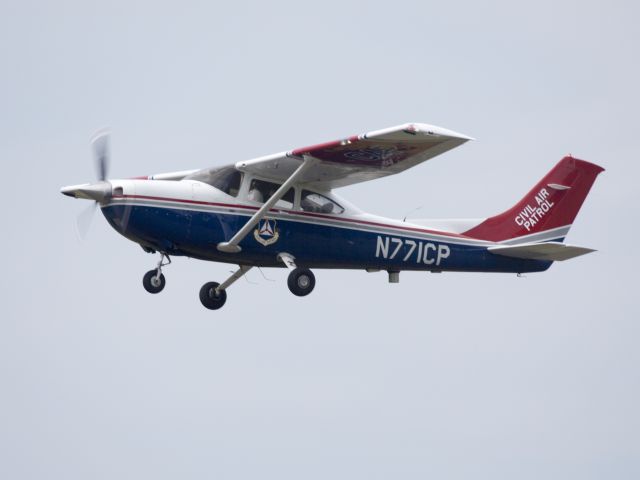 Cessna Skylane (N771CP) - Take off runway 26. 15 JUL 2016.