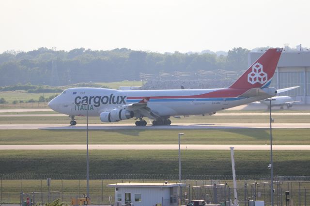 Boeing 747-400 (LX-UCV) - Massive Cargolux 747-400 "Tre Cime di Laveredo" thunders down 23R with an unusually heavy load.