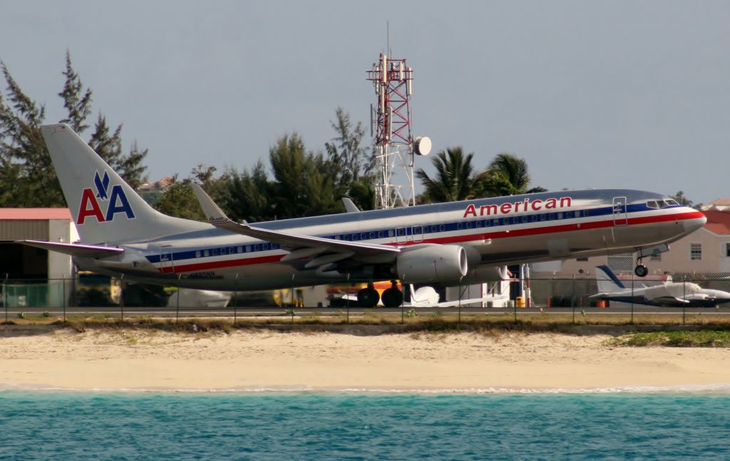 Boeing 737-800 (N885NN) - American airlines departing St Maarten for MIA