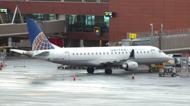 Embraer 175 (N110SY) - Loading for UA5318 to SFO