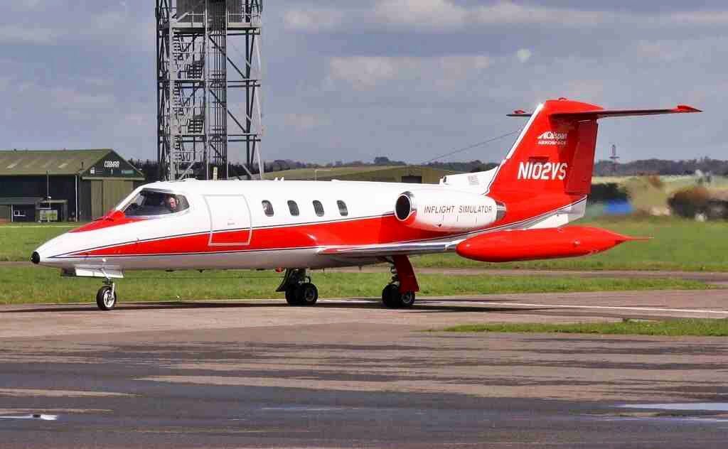 Learjet 25 (N102VS)