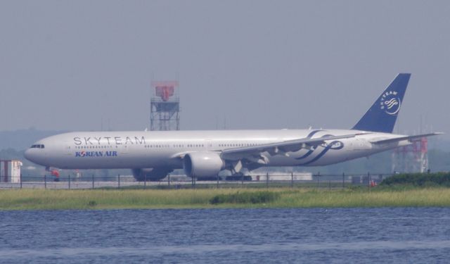 BOEING 777-300 (HL7783)