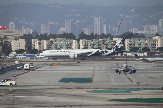 BOEING 777-300ER (ZK-OKN)