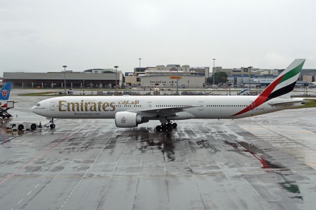 BOEING 777-300 (A6-EPN)