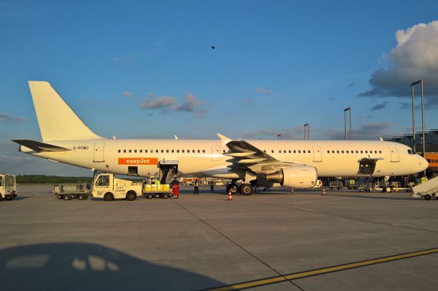 Airbus A321 (G-POWU) - EZY titles