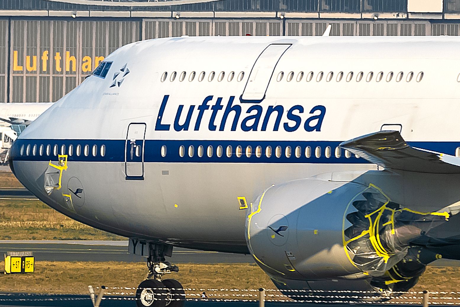 BOEING 747-8 (D-ABYT) - waiting!
