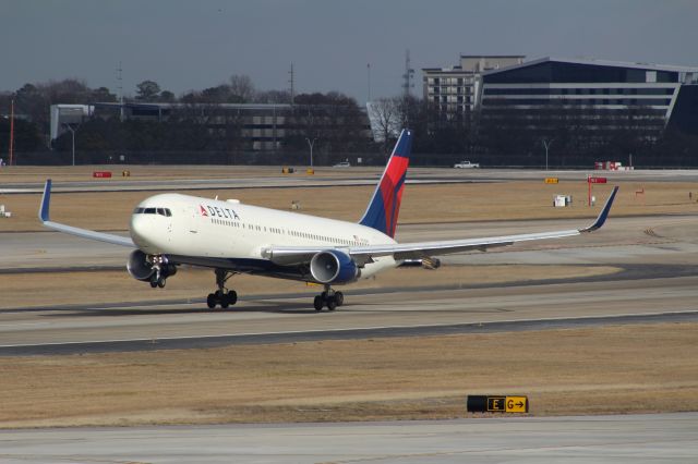 BOEING 767-300 (N186DN)