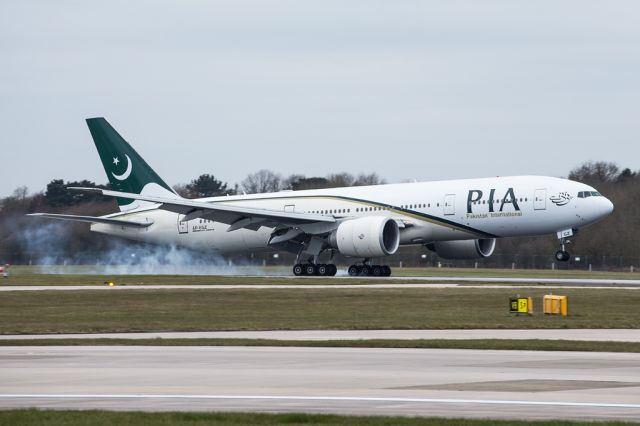 BOEING 777-200LR (AP-BGZ) - PIA711 leaving a trail of tyre smoke as it arrives from Lahore en route to JFK.