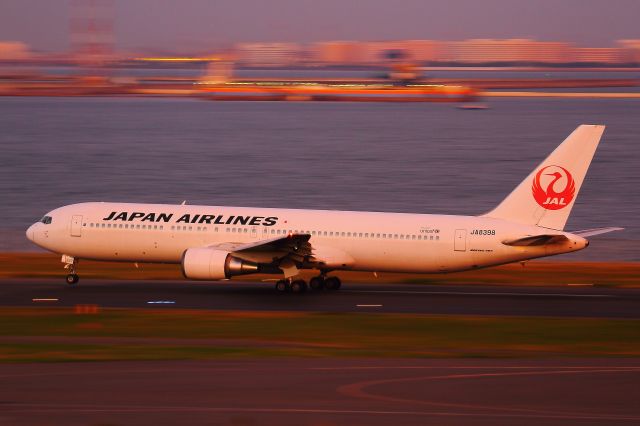 BOEING 767-300 (JA8398)