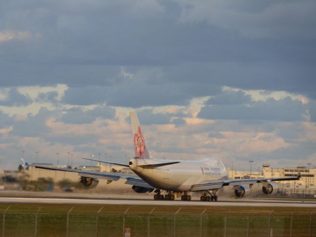 Boeing 747-400 (B-18718)