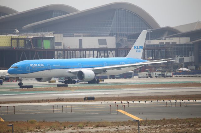 BOEING 777-300ER (PH-BVB)