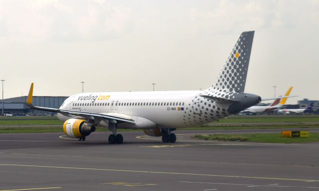 Airbus A320 (EC-MAN) - Vueling Airbus A320-214(WL) EC-MAN in Amsterdam 