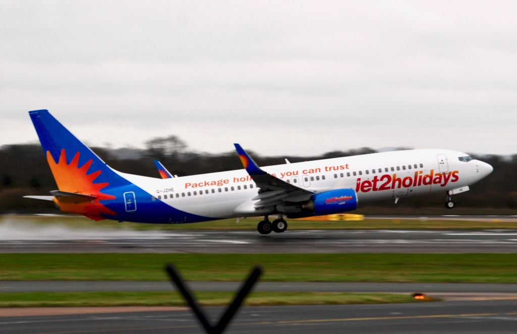 Boeing 737-800 (G-JZHE) - Taken From RVP on a Cold and Damp Saturday