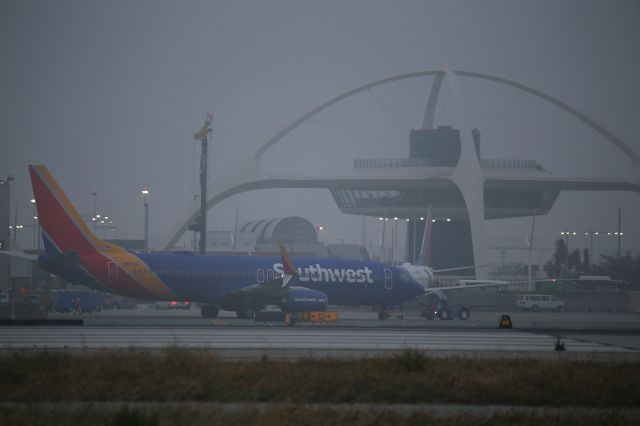 Boeing 737-800 (N8653A)