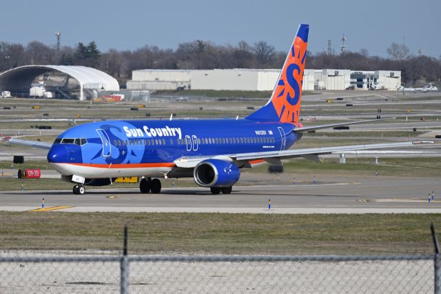 Boeing 737-800 (N813SY) - No winglets