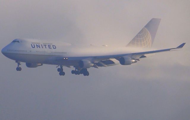 Boeing 747-400 (N122UA)