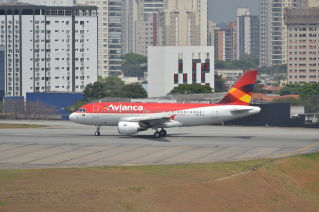 Airbus A319 (PR-AVC)