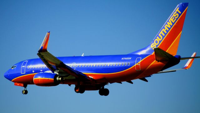 Boeing 737-700 (N768SW) - Landing 30L