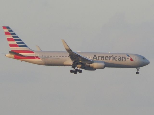 BOEING 767-300 (N387AM)