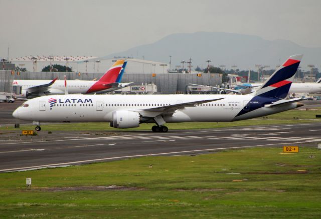 Boeing 787-9 Dreamliner (CC-BGA) - LATAM / Boeing 787-9 / MSN 35317 / CC-BGA / MMMX 08/2020