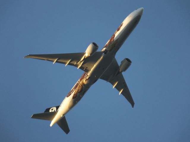 BOEING 777-300 (ZK-OKO) - Flight NZ118 from Sydney, near One Tree Hill in Auckland at 8.23pm NZDT on 9Jan14, prior to turn for final approach to Auckland Airport. Full zoom - focal length 185mm (1000 Equiv.135).