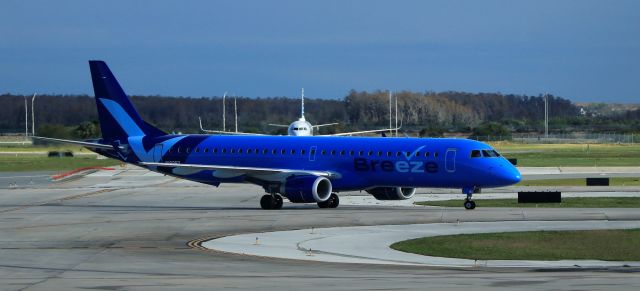 EMBRAER 195 (N193BZ) - 12/23/22 taxiing in from Rwy 35R