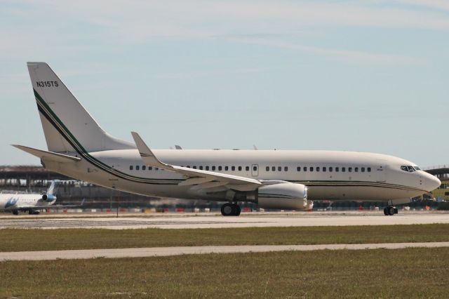 Boeing 737-700 (N315TS) - Taxiing onto Runway 14 at Nassau.