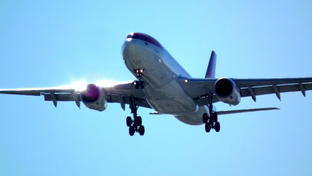 Airbus A330-200 (N973AV) - Landing at LEMD