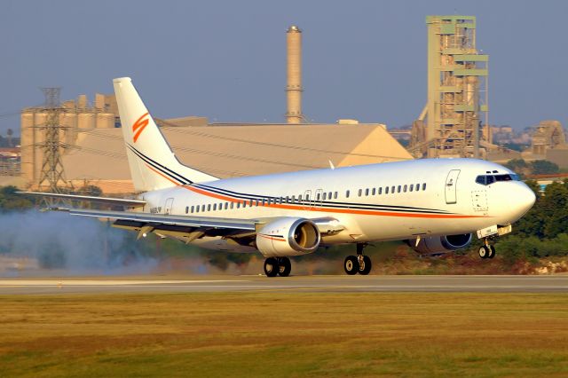 BOEING 737-400 (N458UW) - 22 arrival just before sunset.