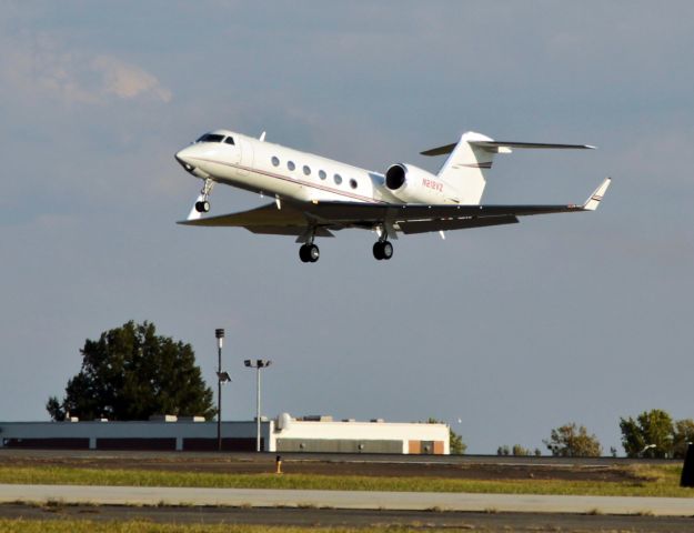 Gulfstream Aerospace Gulfstream IV (N212VZ) - Verizons Gulfstream IV makes a conservative late afternoon takeoff from Charlotte, North Carolina USA. Reportedly, no drinks were spilled.(14 Oct 2010)