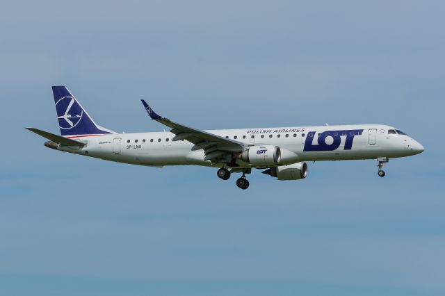 EMBRAER 195 (SP-LNH) - WAW SPOTTING