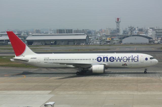 BOEING 767-300 (JA8980)