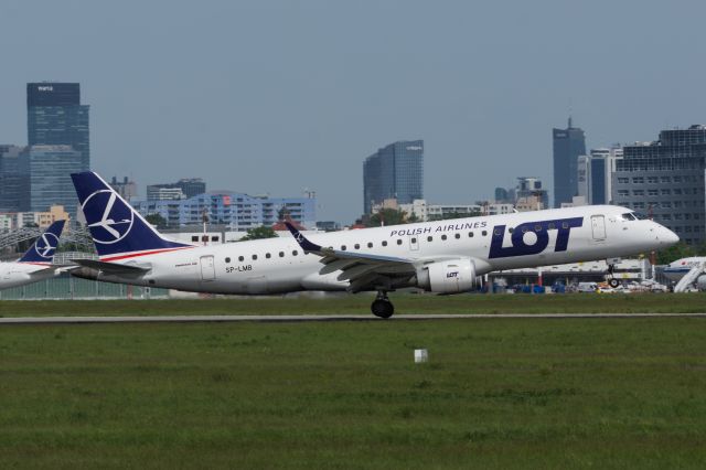 Embraer ERJ-190 (SP-LMB) - EPWA SPOTTING