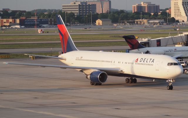 BOEING 767-300 (N128DL)